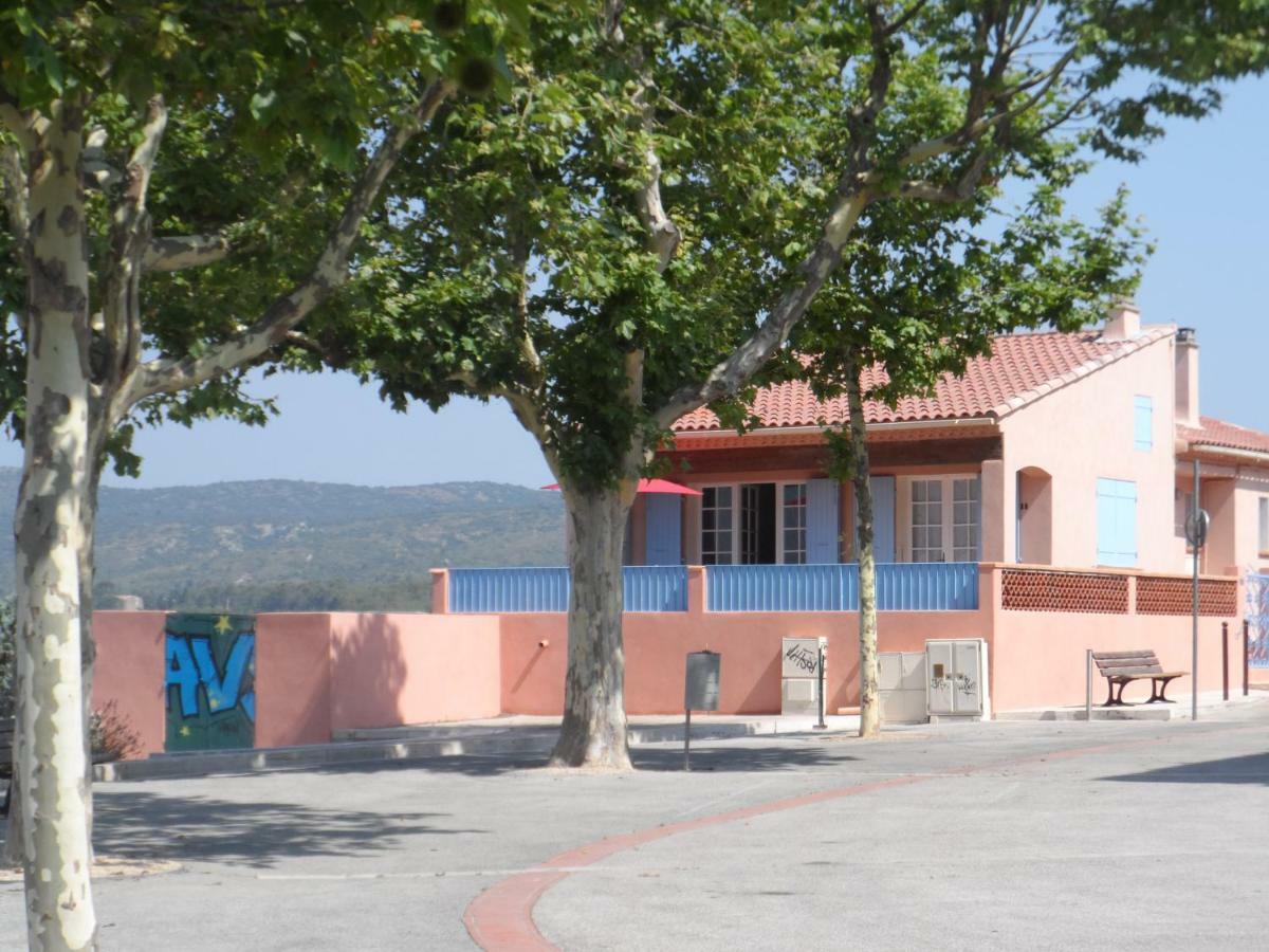 Pourrieres Place Du Chateau מראה חיצוני תמונה
